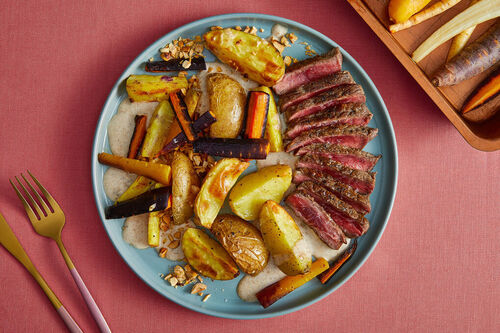Würziges Veggie-Steak mit Tahinidip dazu gebackenes Gemüse mit Haselnüssen