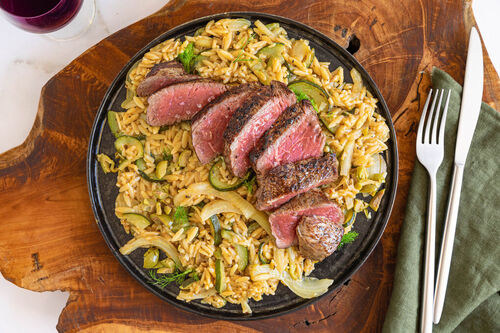 Zartes Veggie-Steak auf Fenchel-Risoni mit Oliven