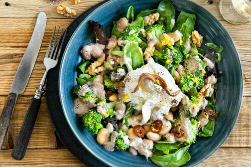 Burrata auf Low-Carb-Brokkolisalat mit cremigem Sardellendressing