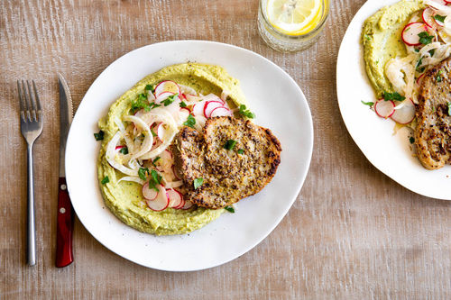 Zartes Schweinesteak mit Senf auf Petersilien-Hummus mit Fenchel