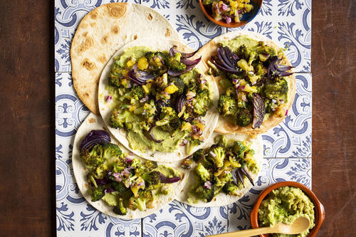 Vegane Gemüse-Fajitas mit Avocado und Ananas-Salsa