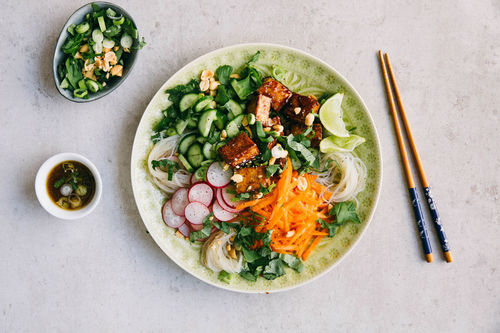 Vietnamesischer Nudelsalat mit Hoisin-Tofu und knackigem Gemüse