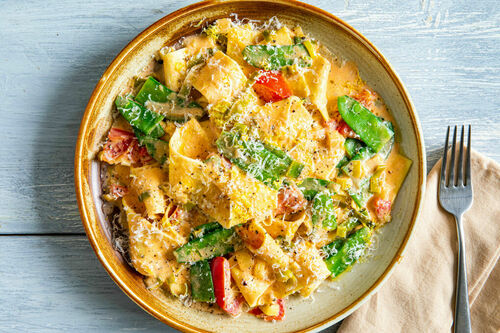 Frische Pasta mit Kaiserschoten und Lauch in cremiger Sauce mit Trüffelöl und Käse