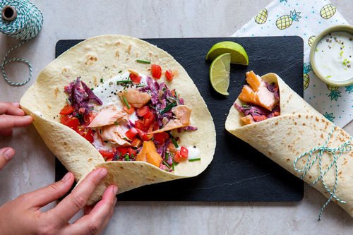 Schnelle Räucherlachstortillas mit Karottensalat und Limettensauce