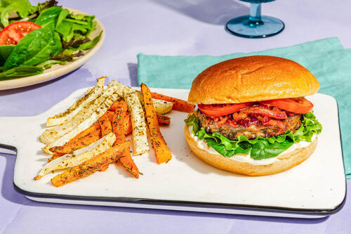 Chipotle-BBQ-Veggieburger im High-Protein-Bun dazu Karotten-Sellerie-Pommes