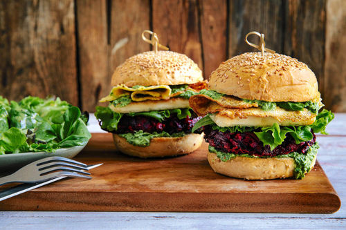 High-Protein Rote-Bete-Feta-Burger mit Ei mit Kräutersauce und gemischtem Salat
