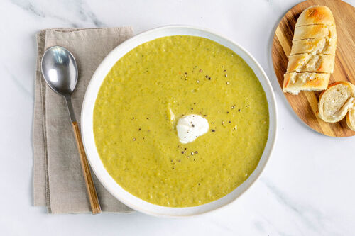 Sanfte Brokkoli-Gemüsesuppe mit knusprigem Baguette