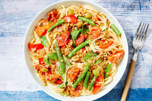Tagliatelle mit Linsen und grünen Bohnen mit Oliven und frischem Basilikum