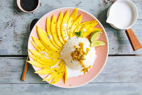 Kokosreis mit Mango und Passionsfrucht nach thailändischer Art