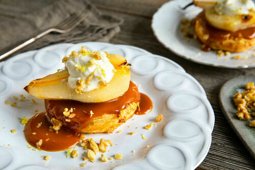 Blätterteigtörtchen mit Walnuss und Birne dazu Miso-Karamellsauce und Crème fraîche