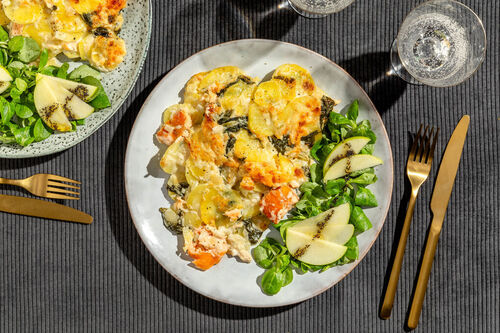 Kartoffel-Spinat-Auflauf mit Stremellachs dazu Feldsalat mit Apfel und Mohndressing