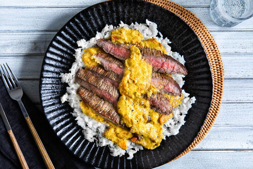 Veganes Steak und Mandel-Kokos-Curry mit Karotte und Tomate auf Reis