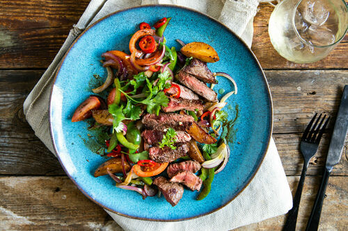 Lomo saltado mit veganem Steak und würziger Gemüsepfanne