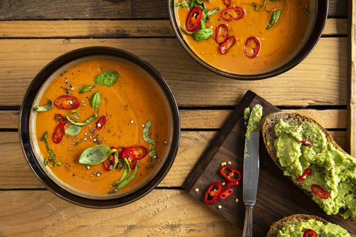 Vegane Paprikacremesuppe leicht pikant mit Guacamole-Brot