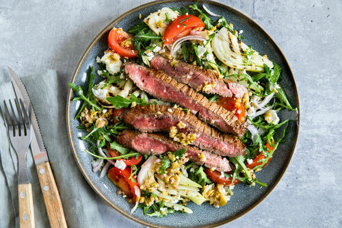 Veganes Steak auf Salat mit gegrilltem Fenchel und Feta