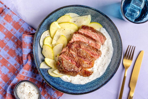 Veganes Steak mit Meerrettichdip und Kohlrabi-Apfel-Salat