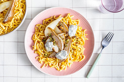 RS Süß-fruchtige Spätzlepfanne mit karamellisierter Birne und Mohndip