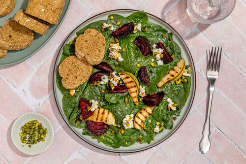 Gebackene Rote Bete mit Ziegenkäse mit gegrillter Birne und Vollkornbaguette