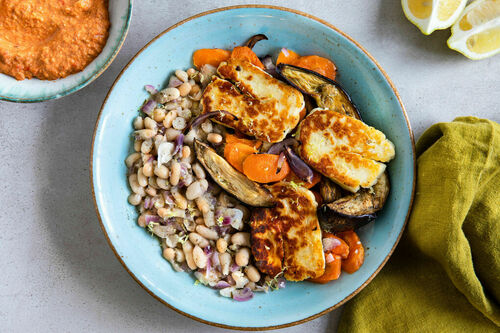 Grillkäse mit Bohnen und Ofengemüse dazu rauchiger Paprika-Walnuss-Dip