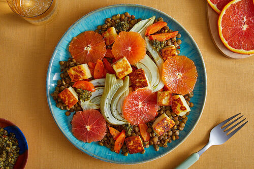 Grillkäsecroûtons & Blutorange an Linsensalat, Ofengemüse & Kürbiskernpesto