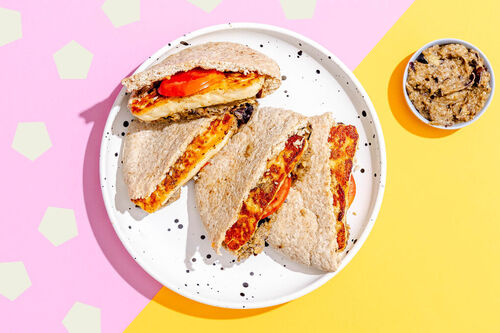 Pitataschen mit Za’atar-Grillkäse mit frischen Tomaten und Auberginenpüree