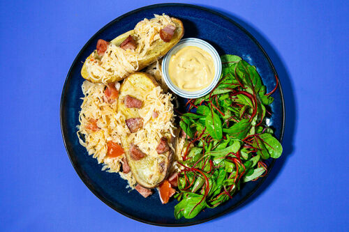 Ofensüßkartoffel mit Sauerkraut und Speck dazu feiner Mangoldsalat
