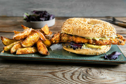 Herzhafter Hähnchenburger im High-Protein-Bun mit Ofenkartoffeln und Dip