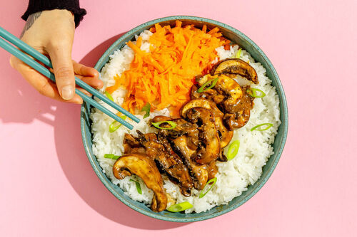 Portobello-Pilze in Erdnuss-Sauce auf duftendem Jasminreis mit Karottensalat