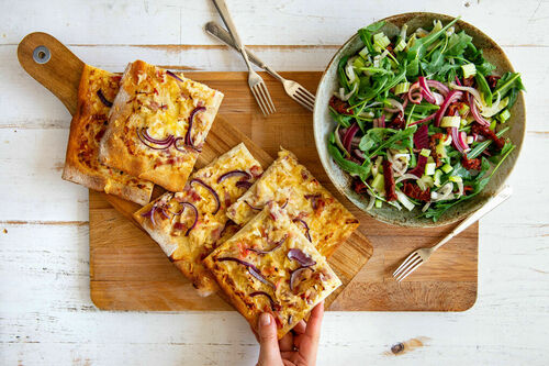 RS Flammkuchen mit Apfel und Speck dazu Rucolasalat mit eingelegten Zwiebeln