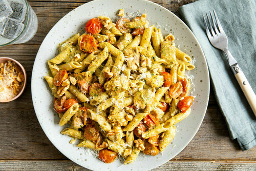 Bio-Hähnchenbrust mit Penne und Walnuss-Basilikum-Pesto