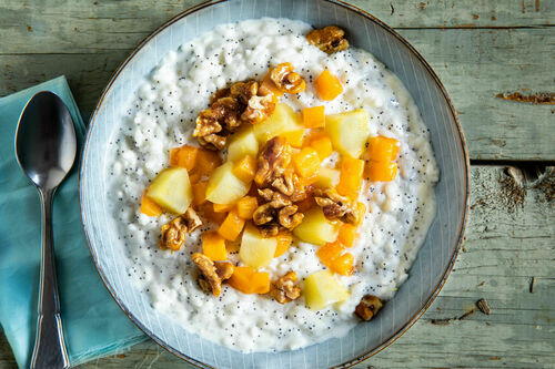 Milchreis mit kandierten Walnüssen und Mohn, dazu feines Apfel-Kaki-Kompott