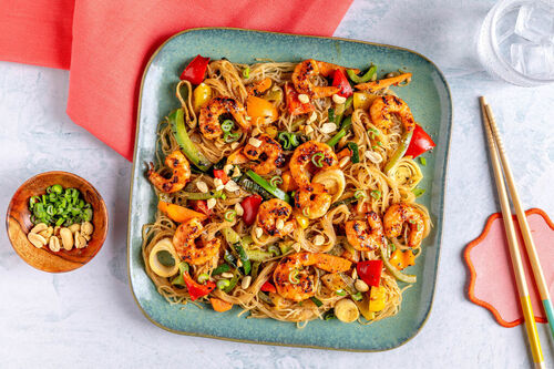 Indonesische Sambal-Garnelen mit Vermicelli-Gemüse und Erdnusssauce