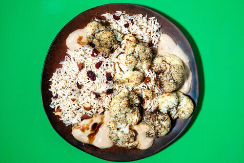 Gerösteter Blumenkohl auf Cranberry-Reis garniert mit Tahini-Granatapfel-Dressing