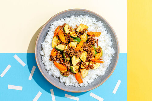 Koreanische Rinderhackpfanne mit Karotten und Zucchini auf Jasminreis