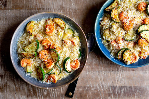 Zitroniges Risotto mit Garnelen mit gebratener Zucchini und Lauch
