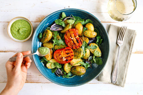 Mediterrane Kartoffeln mit Olivenpesto und gegrillten Tomaten