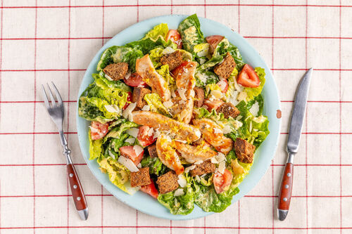 Caesar Salad mit doppelt Hähnchen mit Croûtons und Käsedressing