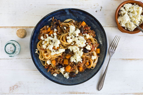 Tagliatelle mit Oliven-Hack-Sugo dazu cremiger Feta