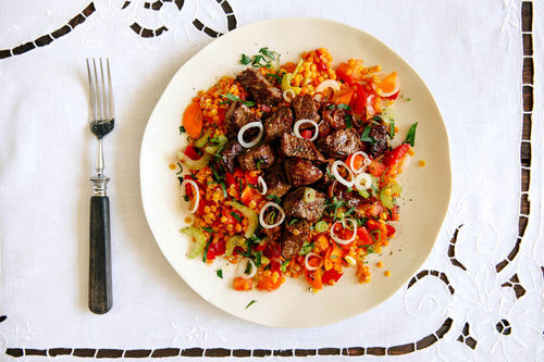 Rindfleisch-Zwiebel-Pfanne mit Rote-Linsen-Gemüse-Salat
