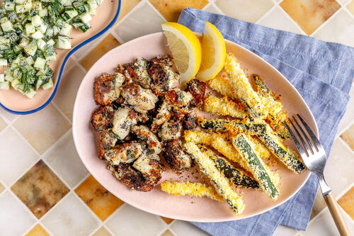 Alaska-Seelachs in Zitronen-Mohn-Mantel mit Zucchinipommes & Gurkensalat mit Dillmayo