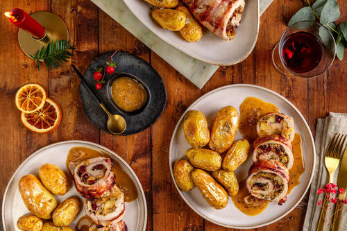 RS Gefülltes Schweinefilet im Speckmantel mit Babykartoffeln und Schalottensauce