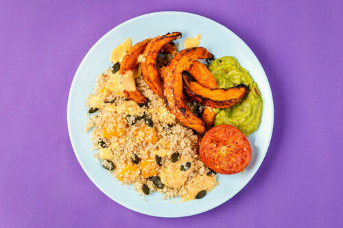 Tex-Mex-Kürbis und geröstete Tomaten an Quinoasalat mit Orangendressing