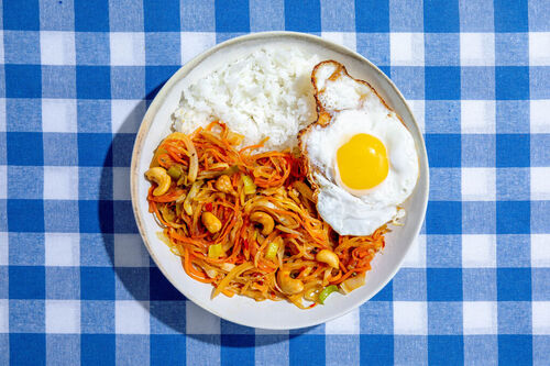 Fixe Asia-Pfanne mit Cashews und Ei dazu duftiger Jasminreis