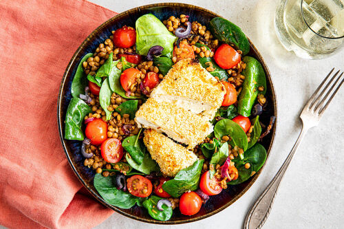 Feta mit Panko-Panade auf Linsensalat mit Spinat und Soja-Zitrus-Dressing
