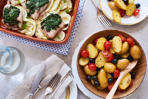 Seelachs mit Kräutern auf Fenchel dazu mediterraner Kartoffelsalat