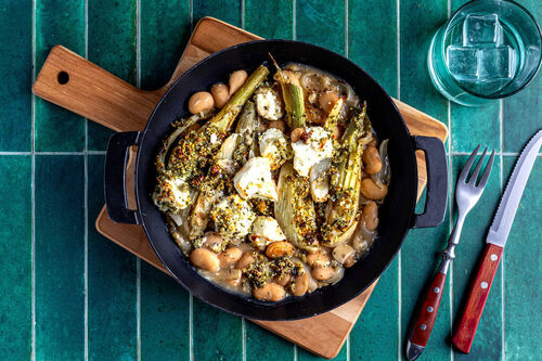 Bohnen-Fenchel-Pfanne mit Feta und Kürbiskerntopping