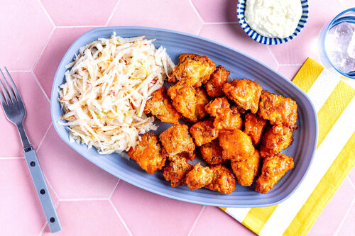 Knusprig gebackener Tofu Buffalo-Style mit Sellerie-Apfel-Salat und Fetadip