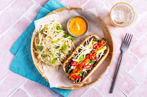 Karotten-Hotdog Bánh-mì-Style mit Sriracha-Mayo, Erdnüssen und Coleslaw