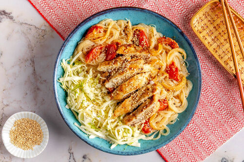 Hähnchen in Kokosmilch gegart mit Glasnudeln und knackigem Krautsalat