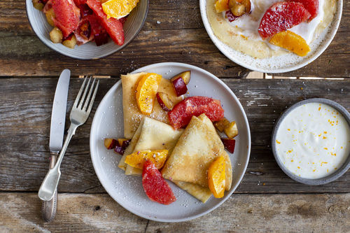 Süße Palatschinken mit Joghurt und Pflaumen-Zitrus-Salat